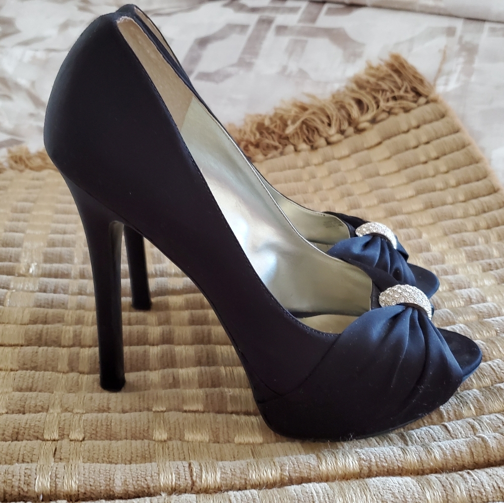 Guess satin pumps